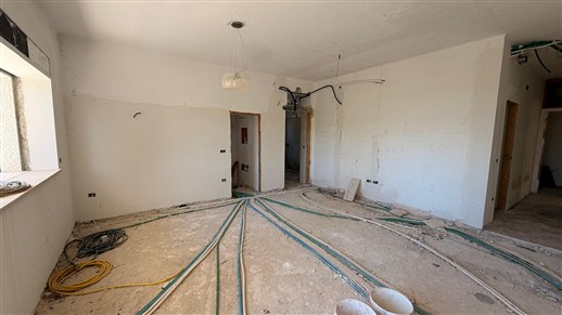 Villa In Fase Di Ristrutturazione, 4 Vani, Trullo e Garage. Poco Distante.